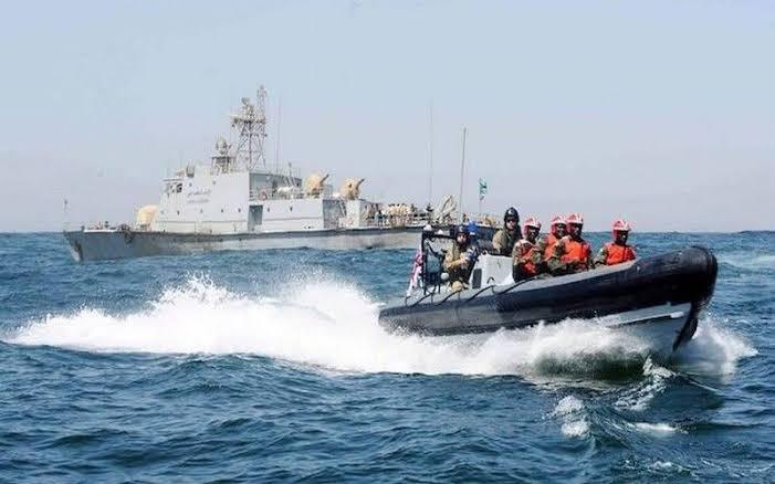 خفر السواحل الموريتاني ينقذ زورقًا تقليديًا انجرف إثر عطل فني