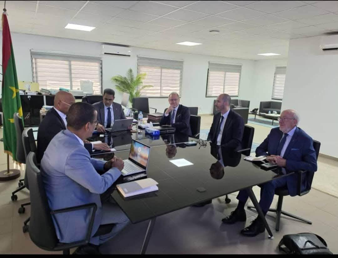 المدير العام لـ "صوملك" يبحث مع وفد بلجيكي رفيع تحويل محطات كهربائية إلى الطاقة الهجينة