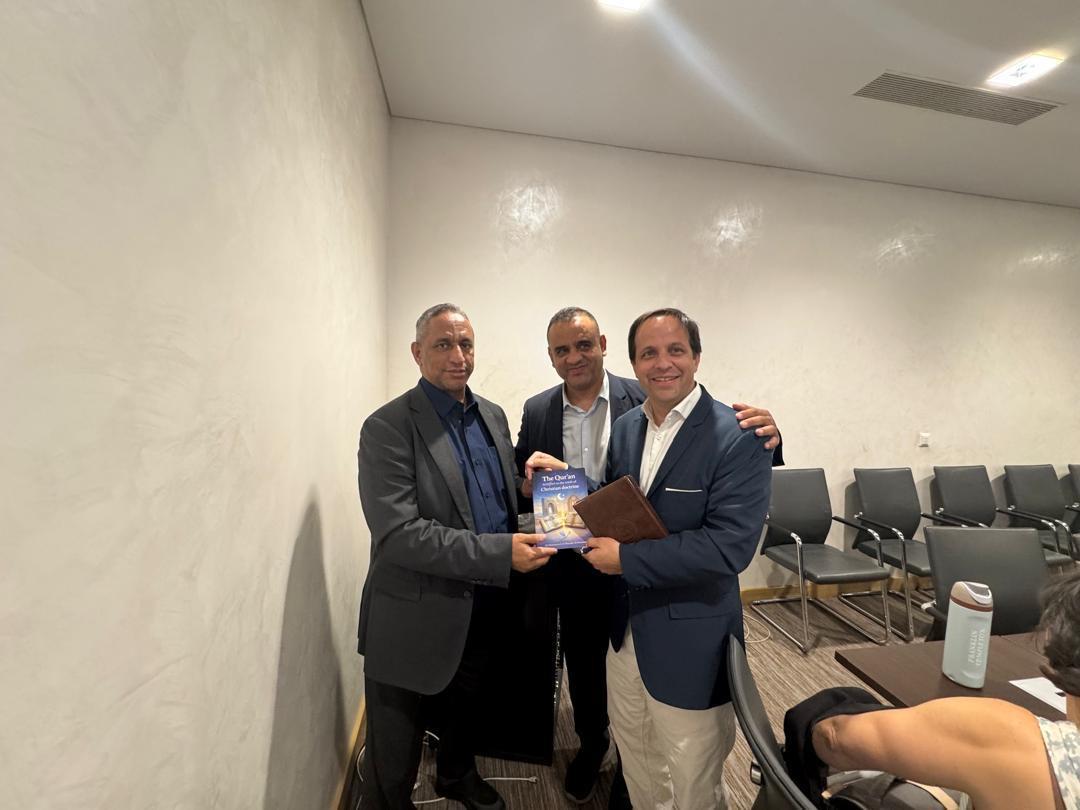 تسليم مدير جامعة الأمم المتحدة للسلام نسخة من كتاب القرآن يشهد بصحة العقيدة المسيحية للمفكر العربى على الشرفاء