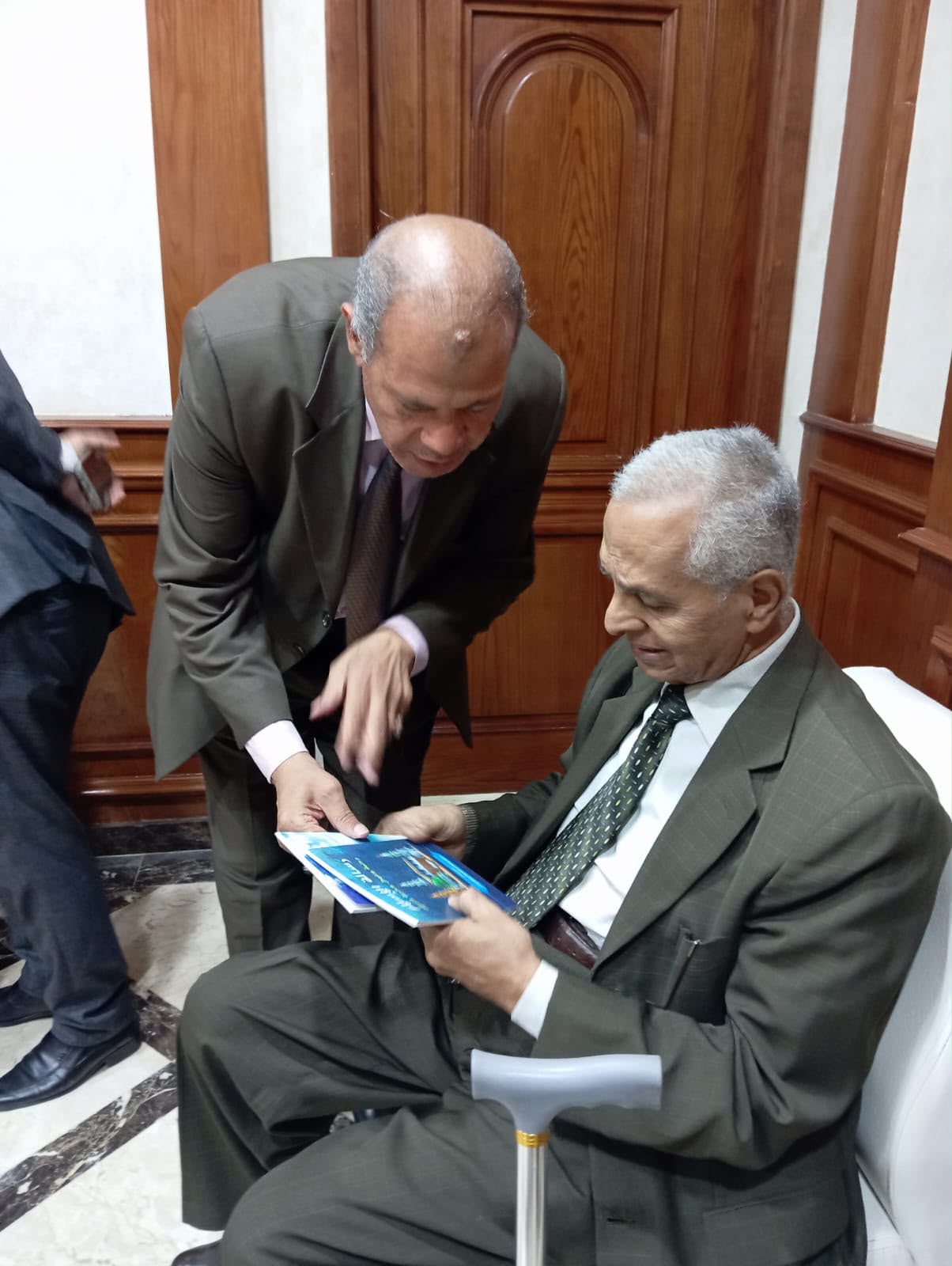 إهداء مستشار وزير التنمية المحلية السابق نسخا من مؤلفات المفكر علي الشرفاء