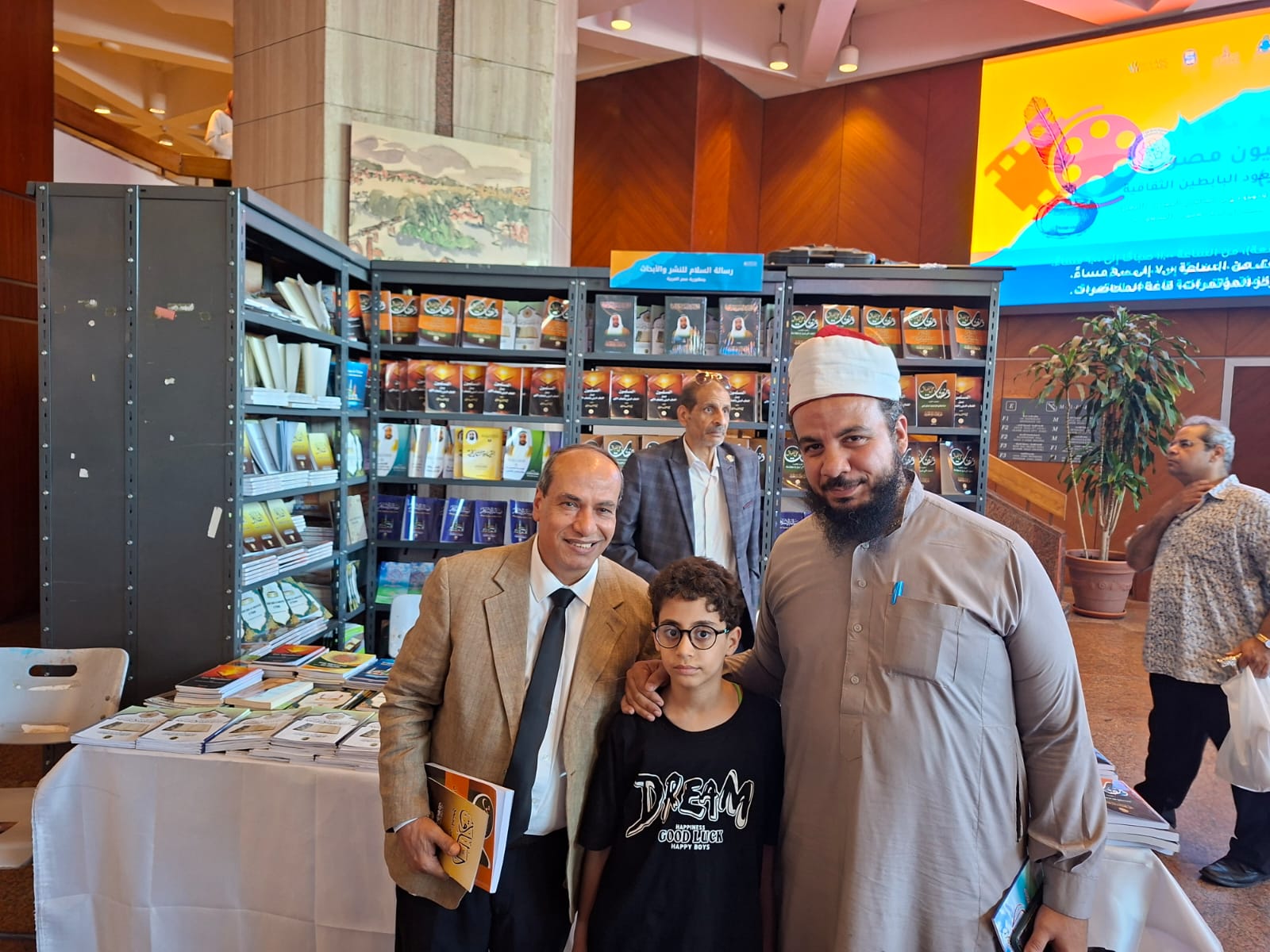 فى جناح مؤسسة رسالة السلام العالمية بمعرض الإسكندرية الدولى للكتاب: حوار بين إمام مسجد محرم بك والقس د. جرجس عوض حول التسامح فى فكر الشرفاء الحمادي